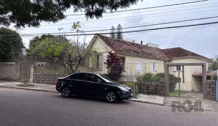 Amplo terreno a venda no Bairro Teresópolis, em excelente localização há 1 quadra da Avenida Teresópolis, junto a todos recursos do bairro e próximo do novo Bourbon Teresópolis, possui 18m de frente p