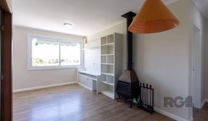 Apartamento reformado com vista para o lago Guaíba,  composto de  2 dormitórios, 1 banheiro, sala estar/jantar com lareira,  cozinha e área de serviço. 1 vaga de garagem (coberta). Ficam no imóvel móv