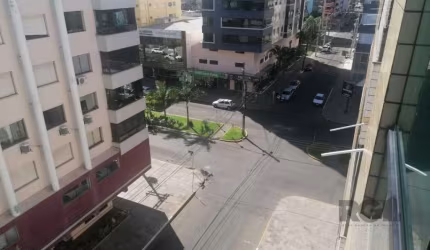 Cobertura em Capão da Canoa, no bairro Zona Nova,  a  três quadras do mar, distante apenas uma quadra da Praça Flávio Boianowski, com todas as conveniências ao redor como  bancos, farmácias, mercado, 