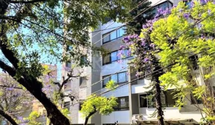 Excelente, amplo e ensolarado apartamento 3 dormitórios sendo 1 suíte, com living 2 ambientes, banheiro social, cozinha americana com churrasqueira, área de serviço, gás central e medidores individual