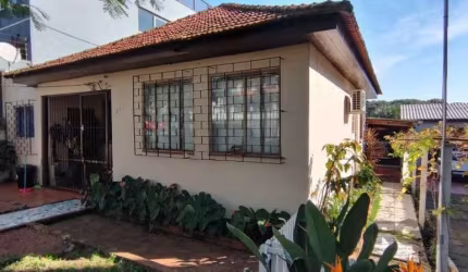 Casa | 5 quartos | 425,24m2 | Bairro Cristal&lt;BR&gt;&lt;BR&gt;Casa de Alvenaria no bairro Cristal, contendo  duas suítes, três dormitórios, banheiro social, duas cozinhas, sala, lavanderia com área 