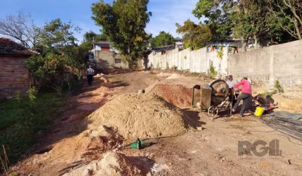 Excelente terreno medindo 9,60 X 60,30, com linda vista, todo murado, com projeto aprovado para residência com 400m².  &lt;BR&gt;Não perca a chance de realizar seu projeto dos sonhos nesse local privi