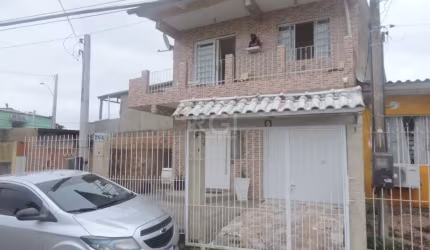 VENDO no bairro Partenon em Porto Alegre Casa estilo sobrado com 03 dormitórios. Na parte superior sacada, 3 dormitorios sendo 01 suite e liviing para 02 ambientes No térreo 2 salas grandes, cozinha s