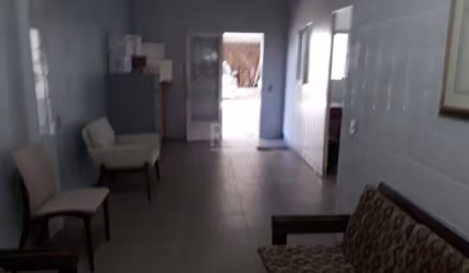 Vende-se  terreno com prédio comercial todo em alvenaria muito bem localizado, dois andares, várias salas,  área privativa 650m2, terraço com possibilidade de construir, já estruturado para fazer mais