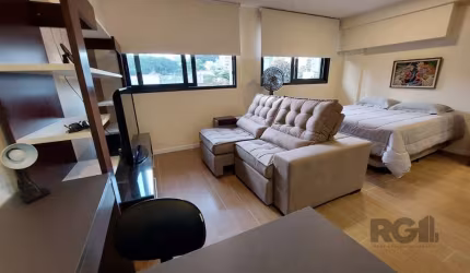Vende-se apartamento studio, em moderno empreendimento próximo ao Parcão.&lt;BR&gt;Mobiliado, 01 banheiro social, cozinha americana completa com churrasqueira, com 01 vaga de garagem. Ficarão os móvei