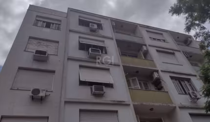Apartamento bairro Santana, próximo ao Parq. da Redenção, Porto Alegre, 3 dormitórios, sacada, ampla sala social 2 ambientes, cozinha, piso parquet, área de serviço, banheiro social, banheiro auxiliar
