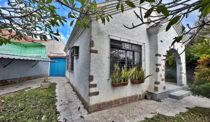 Venda de Casa de 3 dormitórios no Passo Da Areia, super espaçosa, com vaga de garagem coberta, living amplo, cozinha grande, área de serviço, pátio nos fundos com arvoredo. Excelente localização. Agen