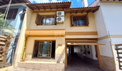 Excelente casa, amplos ambientes, com 3 pisos e uma incrível vista. Living 3 ambientes, lareira, 2 lavabos , cozinha planejada, 4 dormitórios sendo 1 suíte, 2 closets e 2 banheiros.&lt;BR&gt;No sótão 