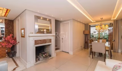 Excelente casa de 202m² em condomínio fechado no bairro Três Figueiras! Planta original de 3 dormitórios, atualmente transformados em 2 suítes (ambas com piso aquecido nos banheiros), amplo living par