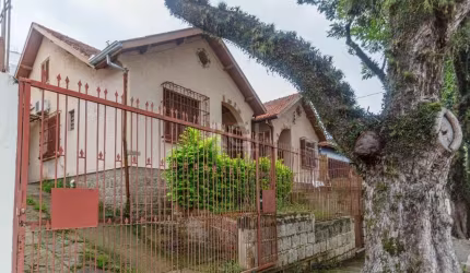 Terreno com 570m², bem localizado próximo ao Shopping Bourbon Teresópolis. no terreno tem casa com 03 dormitórios, living 2 ambientes, cozinha e banheiro social. Vaga para 02 carros.&lt;BR&gt;Agende j