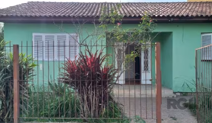 Casa  com 3 quartos  2  sala,  2 cozinha bem ampla , 2 banheiros e nos fundos um excelente espaço . A casa possui um ótimo pátio com árvores, vaga para 2 carros. Localizada próxima  Avenida Assis Bras