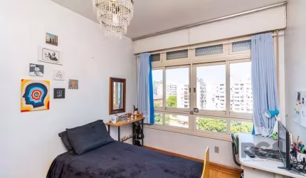 Apartamento à venda localizado na Rua Sarmento Leite, no Centro Histórico de Porto Alegre. Este imóvel conta com área construída de 86m², oferecendo 3 quartos, 2 banheiros e 1 vaga de garagem. Prédio 