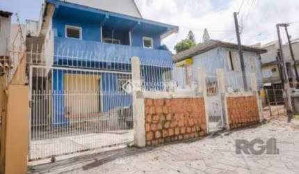 Casa com 280 m² de 4 dormitórios sendo 1 suíte, cozinha, 2 living, banheiro social, área de serviço, banheiro auxiliar, pátio, 3 vagas para automóveis, terreno de 603 m de área .  Localização privileg