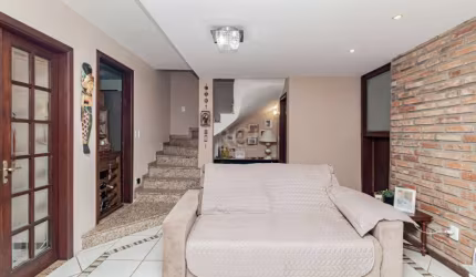 Casa com 250 m², 3 dormitórios sendo 1 com suíte, todos com sacada, amplo living, sala de jantar, banheiro social, lavabo, cozinha com móveis sob medida , área de serviço e  lavanderia , imóvel com me