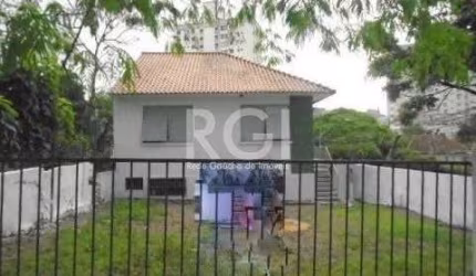 casa residencial/comercial com 3 quartos,1 suíte, 3 banheiros, com 1 JK piso no inferior, salão, com garagem fechada ampla.&lt;BR&gt;Posição Solar Oeste e Norte.&lt;BR&gt;Localizada próximo ao shoppin