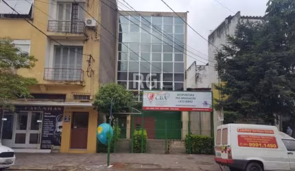 Prédio comercial com vagas cobertas, semi novo de 4 andares com boa localização e recuo da calçada. Possui 4 banheiros.&lt;BR&gt;Localizado ao lado do prédio residencial de cor amarelo.&lt;BR&gt;Excel