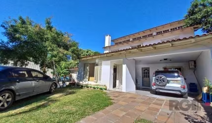 Ótima casa de 4 dormitórios sendo um suíte com hidro, living 2 ambientes com lareira, copa/cozinha, banheiro social, lavabo, área nos fundos coberta com churrasqueira, lavanderia, sala de TV, gabinete
