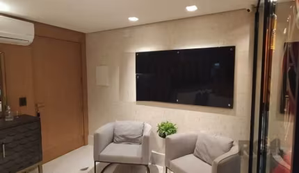 Esta espaçosa sala de 190m2 oferece um ambiente requintado e sofisticado, com um total de 140,75m2 de área privativa. Projetada em ALTO PADRÃO, está completamente mobiliada e decorada com cuidado e at