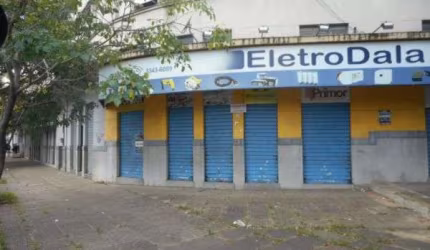 LOJA EM BOM ESTADO, APROXIMADAMENTE 200M² DE AREA PRIVATIVA, POSSUI BANHEIRO, COPA, AR-CONDICIONADO, CONTA COM PATIO NOS FUNDOS E VAGA DE GARAGEM (1).&lt;BR&gt;LOCALIZADA NA PRACA CONEGO CLETO BEVEGNU