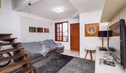 Ótima casa de 117m² distribuídos em 3 dormitórios, banheiro social com ventilação natural, amplo living para dois ambientes, cozinha montada, lavanderia, espaçoso pátio com churrasqueira e 1 vaga de g