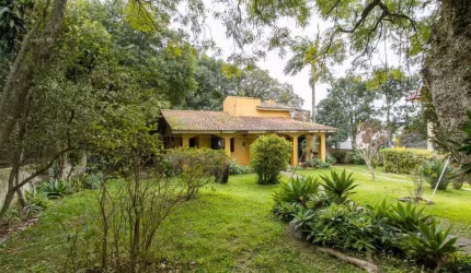 Belíssima casa em estilo colonial com 164m², rodeada por um  lindo jardim  em um terreno de 931,93m². Composta por sala de estar com lareira, sala de jantar, cozinha, lavanderia, dois dormitórios, esp