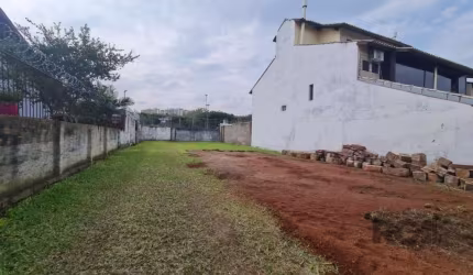 Oportunidade  terreno plano com 330 m2 área total próximo a todas as conveniências dos bairros Cavalhada e Ipanema em rua tranquila terreno limpo  com gradil  água e luz  excelente para iniciar sua co