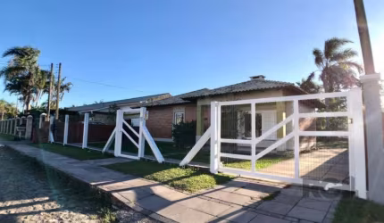 Descubra o refúgio perfeito para desfrutar do litoral com sua família durante todo o ano nesta maravilhosa casa em Atlântida, que oferece uma localização privilegiada e uma infinidade de comodidades.&