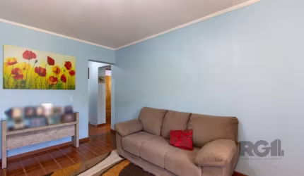 Esta é uma excelente oportunidade para adquirir uma casa espaçosa e bem localizada na Rua Monte Claro, em Porto Alegre. Com 4 dormitórios, incluindo uma suíte, esta casa oferece todo o conforto e espa