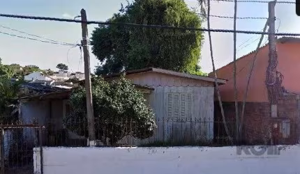 Ótimo terreno com 335m² no bairro Camaquã.&lt;BR&gt;Situado em rua calma,região conhecida por sua infraestrutura completa. &lt;BR&gt; Há diversos comércios, serviços e lazer próximos, como escolas, su