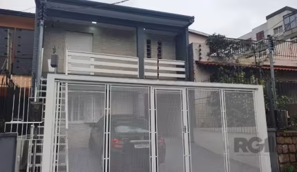 Uma casa de alvenaria com uma área privativa de 205,05m², dois pisos muito bem distribuídos o que proporciona um espaço amplo e confortável. Localizada no bairro Azenha, onde oferece diversas comodida