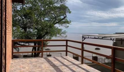Ótima casa no bairro Ponta Grossa em região muito calma e reservada, terreno com aproximadamente 1.600 m2 e área construida de 180 m2, com praia privativa e rampa náutica com vista e pôr do sol perman