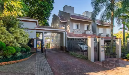 CASA EM CONDOMÍNIO - Imóvel com 399,34 m² de área privativa, composto por 4 dormitórios, sendo 3 suítes, todas elas com closet, 2 com banheira hidromassagem e uma com lareira e sacada, banheiro social