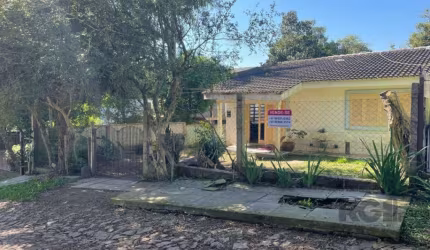 Morar com qualidade de vida, em bairro tranquilo, condições de moradia para duas familias.&lt;BR&gt;Primeira casa:&lt;BR&gt;Living amplo com cozinha em conceito aberto, dois dormitorios e banheiro.&lt