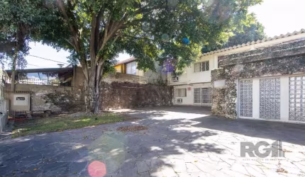 Casa Comercial para alugar no Bairro Tristeza, com aproximadamente 140m² de área útil, pátio frente com possibilidade de 10 vagas para carros, primeiro piso com 03 salas e 01 banheiro, segundo piso co