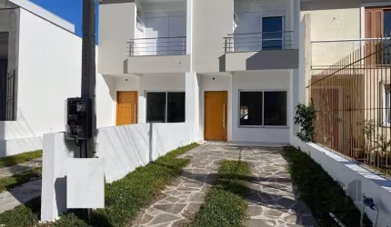Oferecendo um espaço generoso, este sobrado apresenta três quartos, incluindo duas suítes, um lavabo, cozinha, área de serviço e um sótão com banheiro, que pode ser adaptado para uma suíte adicional. 