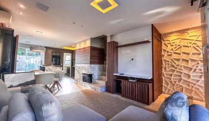 Casa 3 dormitórios, 1 suíte, churrasqueira, lareira, pátio, 2 vaga de garagem, bairro Vila Nova, Porto Alegre/RS.     &lt;BR&gt;   &lt;BR&gt;Belíssima casa em condomínio de alto padrão  pronta para mo