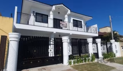 Encante-se com esta espetacular casa em estilo neo clássico, que combina elegância atemporal com comodidades modernas para oferecer uma experiência de vida verdadeiramente excepcional. Com cinco suíte