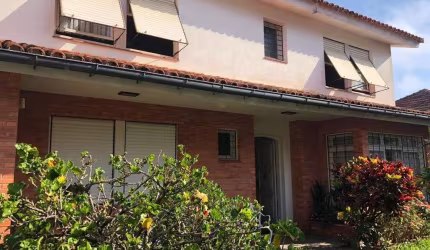 Casa ensolarada , próximo ao Hospital Mãe de Deus, canil, quatro dormitórios, uma suíte, pátio, vaga para dois carros, peças amplas, banheira, jardim, churrasqueira, lareira, peças amplas   e muito be