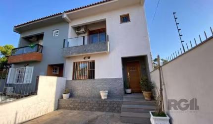 belíssima casa. Mobilada e permanecerão alguns eletros. 3 dormitórios, sendo 1 suíte Living dois ambientes com lareira, cozinhas todas equipadas, sala de televisão, lavanderia, espaço gourmet, mesa de