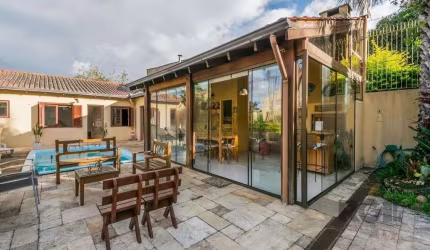 Excelente casa de 279m² distribuídos em 2 pavimentos sendo o térreo composto por amplo living para dois ambientes com lareira, lavabo, adega e espaçosa cozinha com despensa. No andar superior ficam um