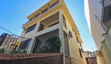 Conheça este espaço super versátil próximo ao BarraShopping Sul, sobrado de rua em local calmo e residencial, composto por duas casas, uma térrea e outra ocupando primeiro e segundo piso, com entradas