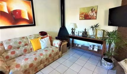 Vendo casa com 3 dormitórios, com 115,32m2 no Loteamento Nova Ipanema, Zona Sul de Porto Alegre. Térreo 1 dormitório, living com lareira, banheiro social, cozinha, área de serviço separada, espaço cob