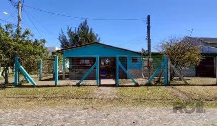 Casa espaçosa com 3 dormitórios disponível na bela Praia de Capão da Canoa.&lt;BR&gt;&lt;BR&gt;Este imóvel oferece um ambiente aconchegante com uma sala de estar convidativa, uma cozinha que se integr