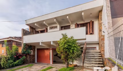 Casa com bastante segurança e privacidade. Ensolarada.&lt;BR&gt;&lt;BR&gt;Ao chegar na casa, a garagem fica em baixo, com dependência de empregada, piso da garagem em porcelanato.&lt;BR&gt;&lt;BR&gt;A