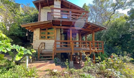 Excelente casa mista de madeira nobre, com vista fantástica para a cidade, localizada na parte alta do Morro da Apamecor. A casa possui 3 dorm, 1 suite, 2 banheiros, cozinha, vaga p 3 carros pequenos,