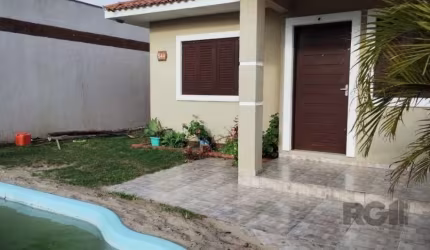 Desfrute do melhor do conforto e lazer nesta encantadora casa térrea, completa com piscina e todos os detalhes para uma vida relaxante e agradável. Com três dormitórios, incluindo uma suíte espaçosa, 