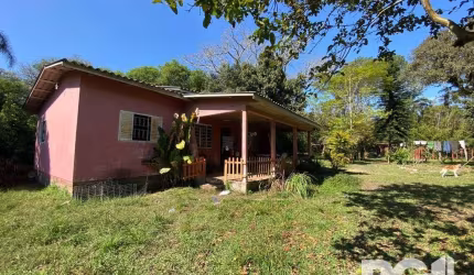 Sítio para compra em Porto Alegre/RS | Imóvel localizado no loteamento Parque São Paulo, conta com casa principal, casa para caseiro, galpão de serviço, horta e árvores frutíferas e nativas. Venha con
