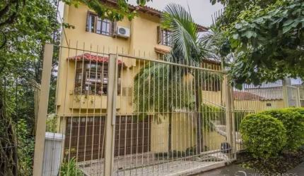 Casa 04 dormitórios no bairro Medianeira com 221,74m2 de área construída num terreno de 9,90 x 22. Sendo 01 suíte, 04 banheiros, living com 03 ambientes, cozinha com móveis planejados, área de serviço