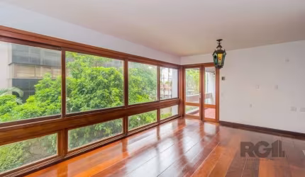 Ótimo apartamento com 189,20 m² privativos, localizado na melhor região do Bairro Moinhos de Ventos, em rua arborizada, próximo a Rua Padre Chagas. Imóvel ensolarado, arejado, semi mobiliado, amplo li