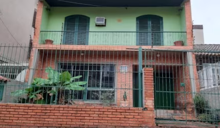 Casa sobrado em localização plana, tranquila e arborizada do Jardim Botânico entre o Bourbon Shopping Ipiranga e a ESEF. Terreno com 8m80 de frente por 33m de extensão de frente a fundos, onde esta ed